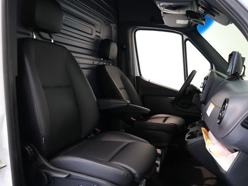 Used 2023 Mercedes-Benz Sprinter 2500 image 23