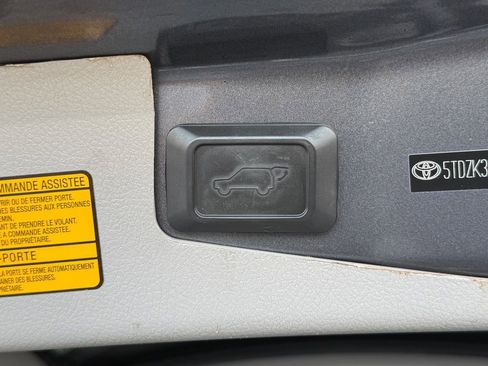 Used 2012 Toyota Highlander SE w/ Tow Pkg image 13