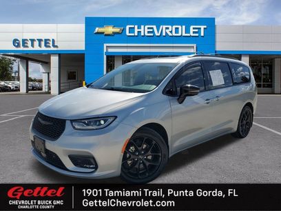 Used 2023 Chrysler Pacifica Limited w/ S Appearance Package
