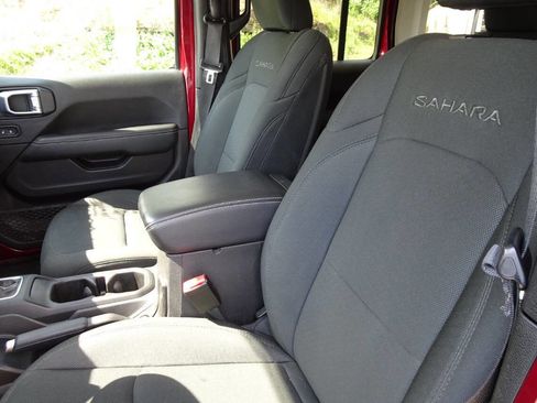 Used 2021 Jeep Wrangler Unlimited Sahara w/ Uconnect 4C Nav & Sound Group AWD/4WD image 17