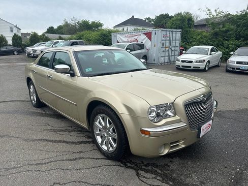 Used 2010 Chrysler 300 Limited RWD image 10