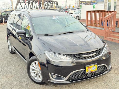 Used 2018 Chrysler Pacifica Touring-L FWD image 2