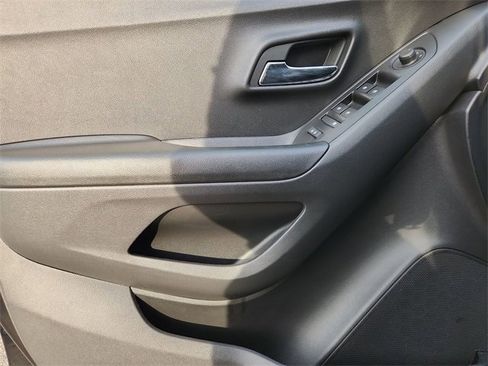 Used 2022 Chevrolet Trax LT w/ LT Convenience Package image 20