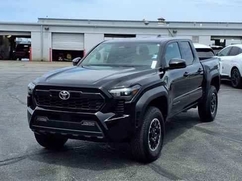Used 2025 Toyota Tacoma TRD Off-Road AWD/4WD image 2