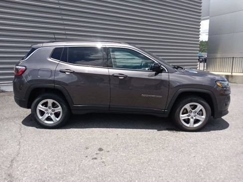 Used 2024 Jeep Compass Latitude AWD/4WD image 2