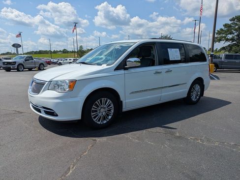 Used 2015 Chrysler Town & Country Touring-L w/ Mopar Premium Addition Group FWD image 8