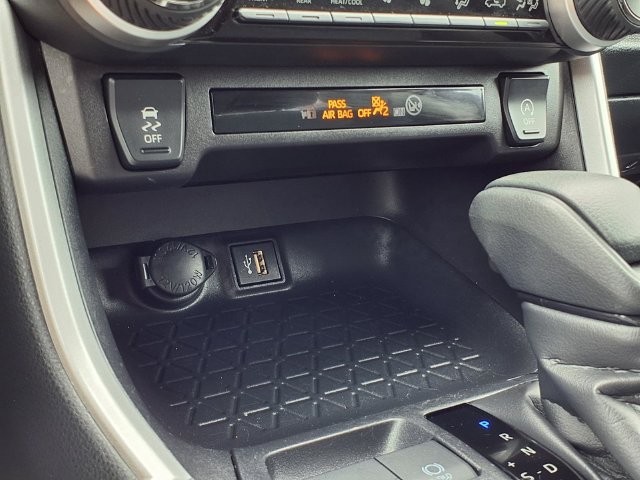 Used 2025 Toyota RAV4 XLE AWD/4WD image 12