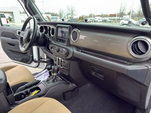 Used 2019 Jeep Wrangler Unlimited Sahara image 33