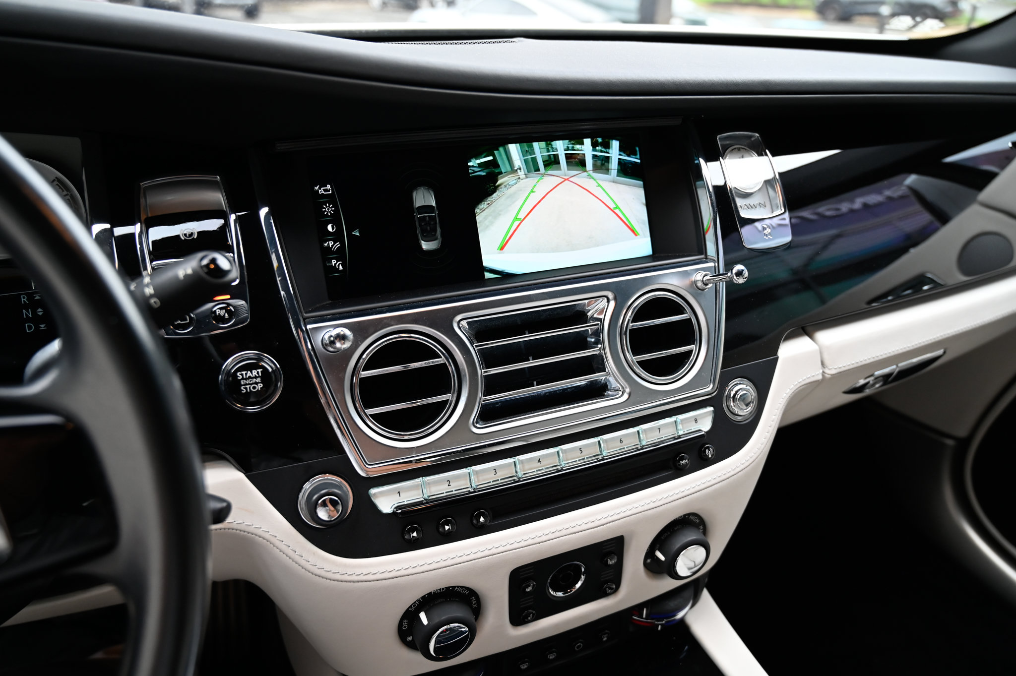 Used 2018 Rolls-Royce Dawn RWD image 29