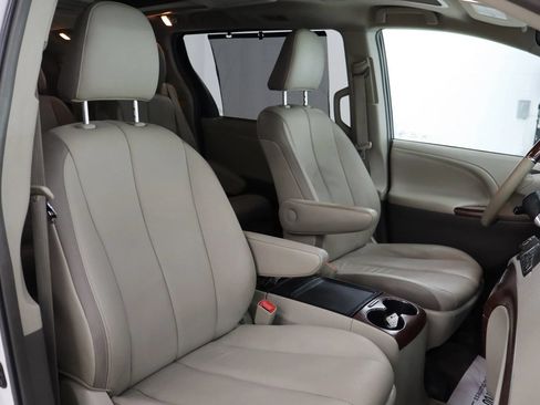 Used 2013 Toyota Sienna Limited w/ Premium Pkg FWD image 28