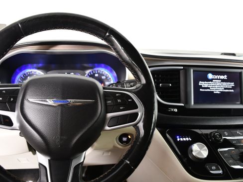 Used 2019 Chrysler Pacifica Touring-L FWD image 16
