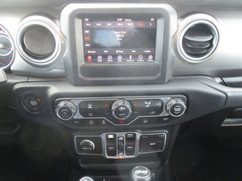 Used 2018 Jeep Wrangler Unlimited Sahara image 11