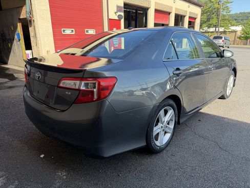 Used 2014 Toyota Camry SE w/ Moonroof Package FWD image 40