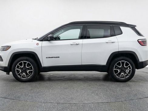 Used 2025 Jeep Compass Trailhawk AWD/4WD image 5