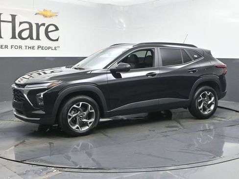 Used 2025 Chevrolet Trax LT FWD image 32