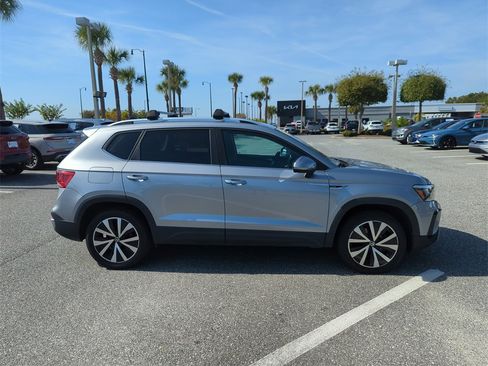 Used 2022 Volkswagen Taos SE image 3