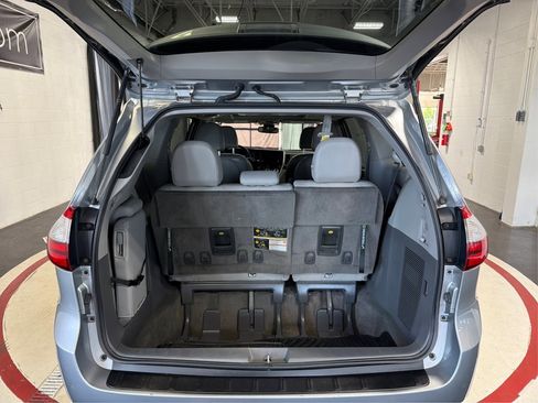 Used 2018 Toyota Sienna XLE Premium FWD image 12