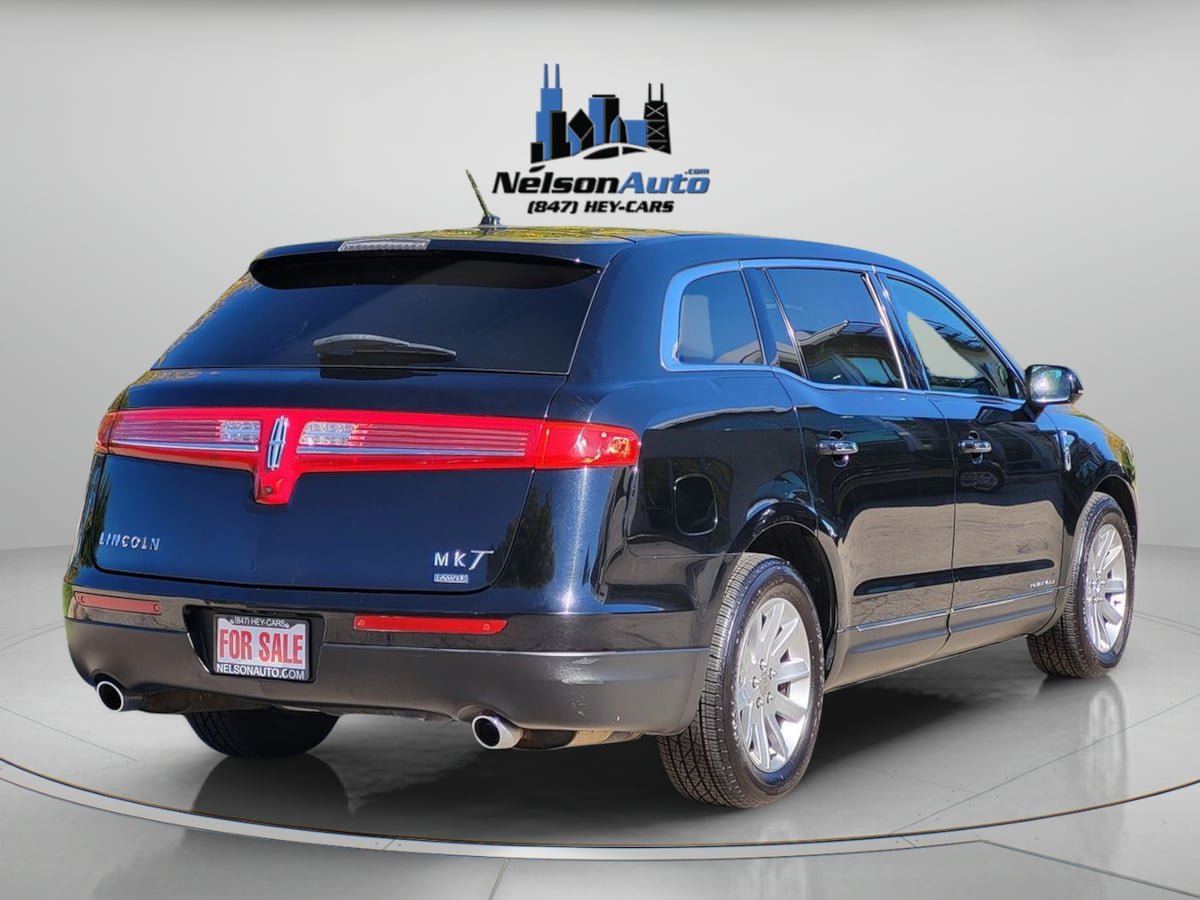 Used 2018 Lincoln MKT AWD image 4