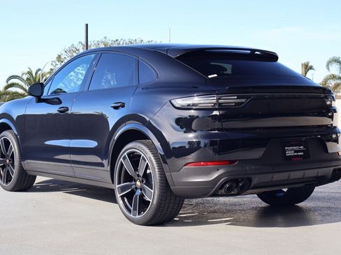 Certified 2023 Porsche Cayenne Platinum Edition image 3