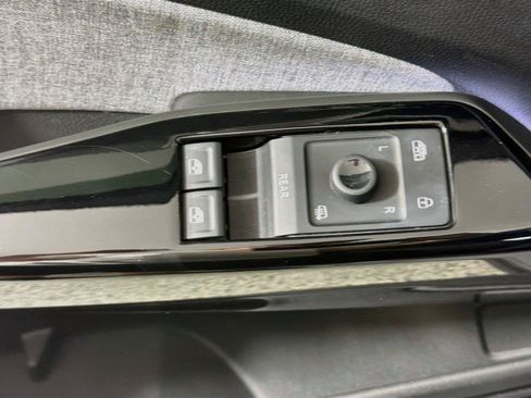 Certified 2025 Volkswagen ID.4 Pro AWD/4WD image 17