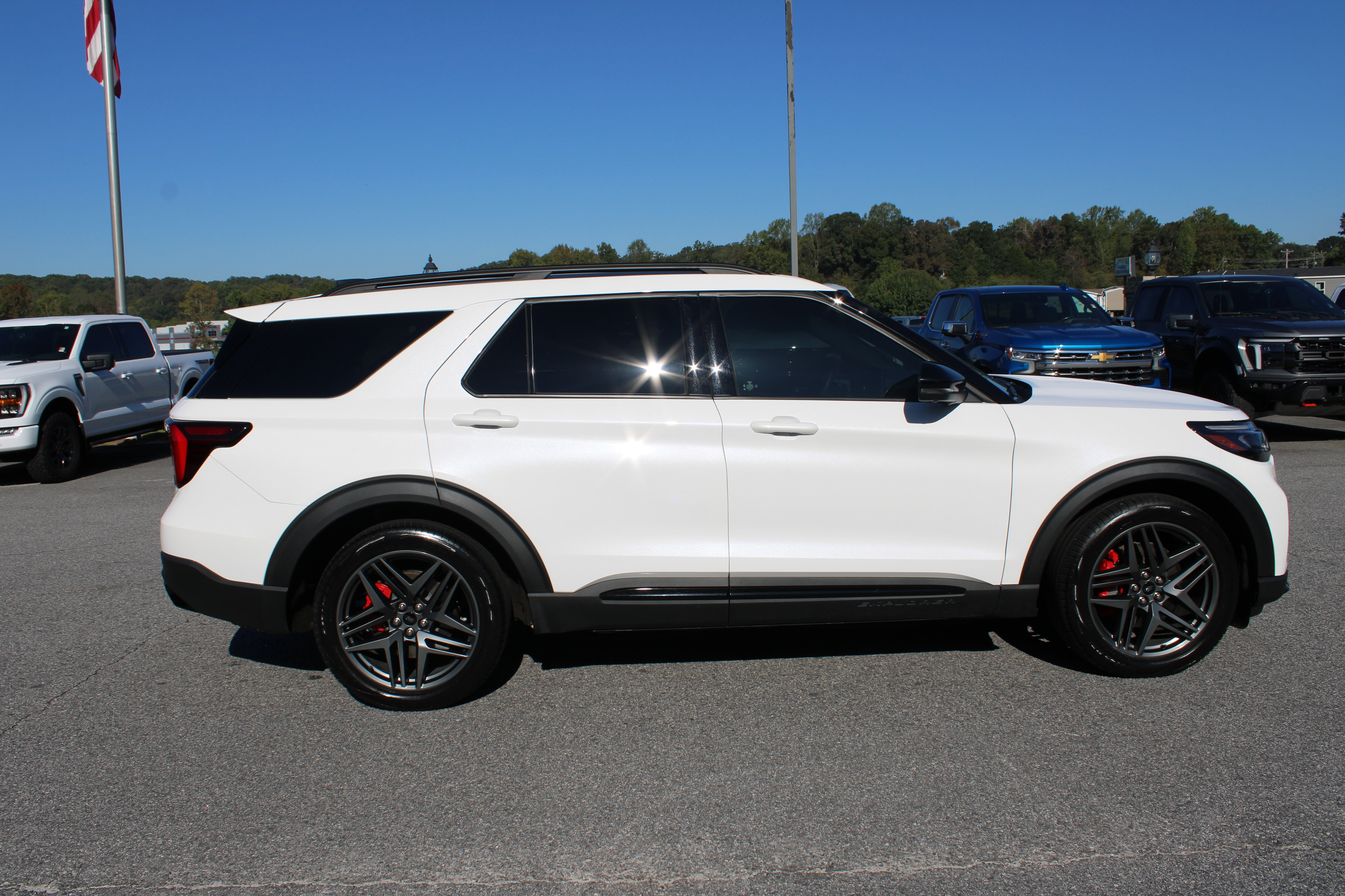 Used 2025 Ford Explorer ST w/ Sun And Sound Package AWD/4WD image 5