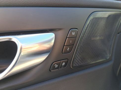 Used 2022 Volvo XC60 B5 Momentum w/ Advanced Package image 17