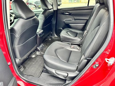 Used 2023 Toyota Highlander XLE image 14
