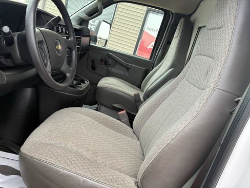 Used 2017 Chevrolet Express 3500 RWD image 10