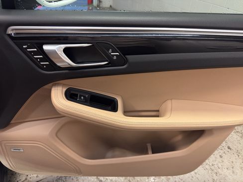 Used 2021 Porsche Macan AWD/4WD image 24