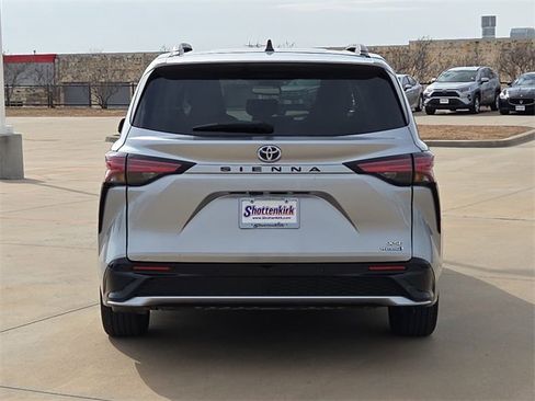 Used 2022 Toyota Sienna XSE image 7