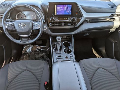 Used 2024 Toyota Highlander LE image 19