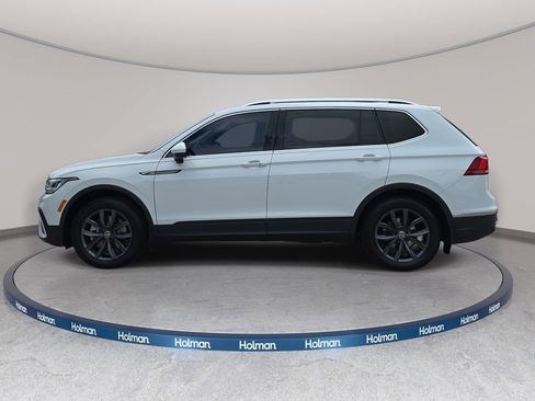 Used 2024 Volkswagen Tiguan SE w/ Panoramic Sunroof Package FWD image 9