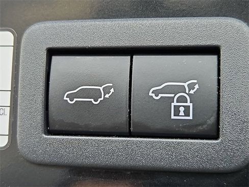 Certified 2022 Toyota Corolla Cross XLE image 29