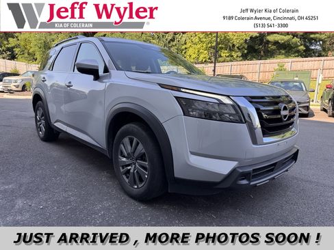Used 2025 Nissan Pathfinder SV AWD/4WD image 1