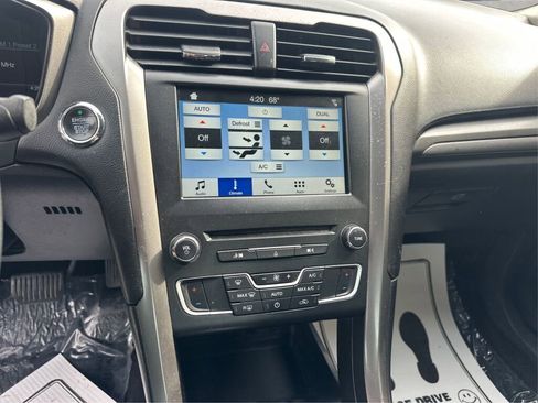 Used 2018 Ford Fusion SE w/ Fusion SE Technology Package FWD image 19
