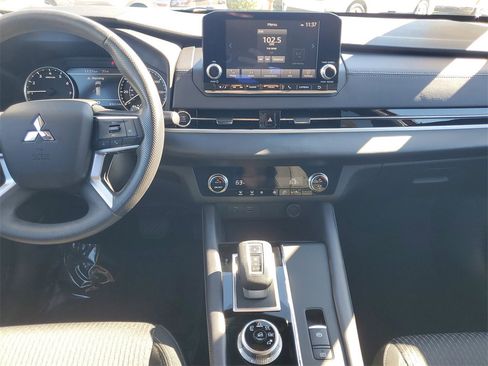 Used 2024 Mitsubishi Outlander ES image 18
