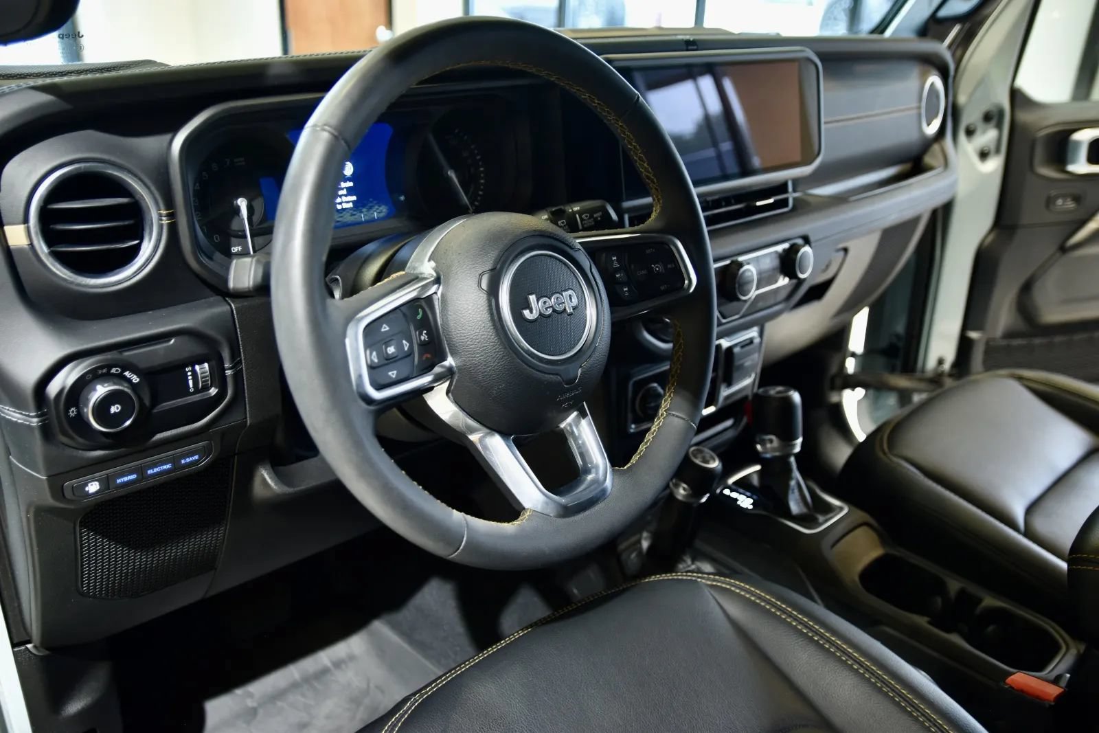 Used 2024 Jeep Wrangler Unlimited Sahara w/ Technology Group AWD/4WD image 13