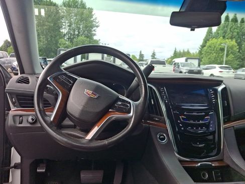 Used 2017 Cadillac Escalade Luxury AWD/4WD image 12
