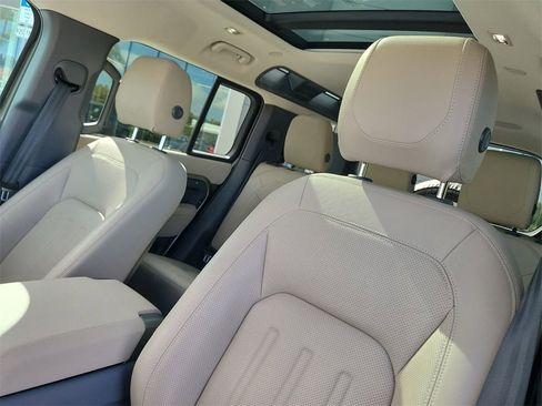 Used 2022 Land Rover Defender 110 SE image 25