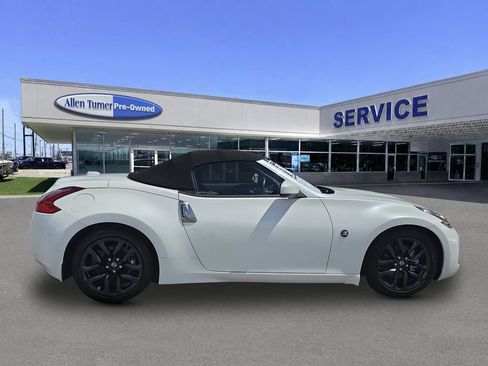 Used 2018 Nissan 370Z Roadster RWD image 9
