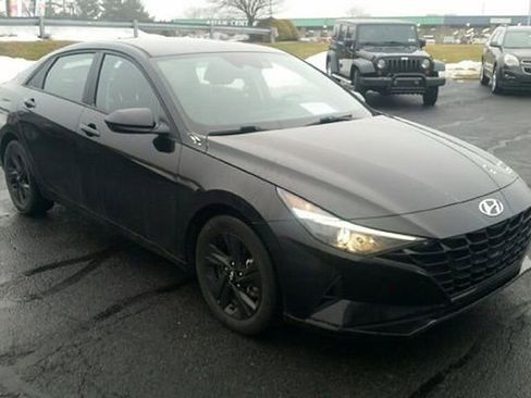 Used 2023 Hyundai Elantra SEL w/ Preferred Accessory Package image 3