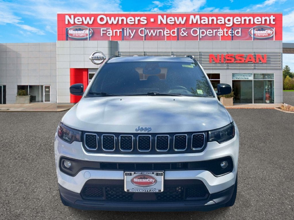 Used 2023 Jeep Compass Latitude AWD/4WD image 2
