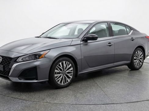 Used 2025 Nissan Altima 2.5 SV image 3