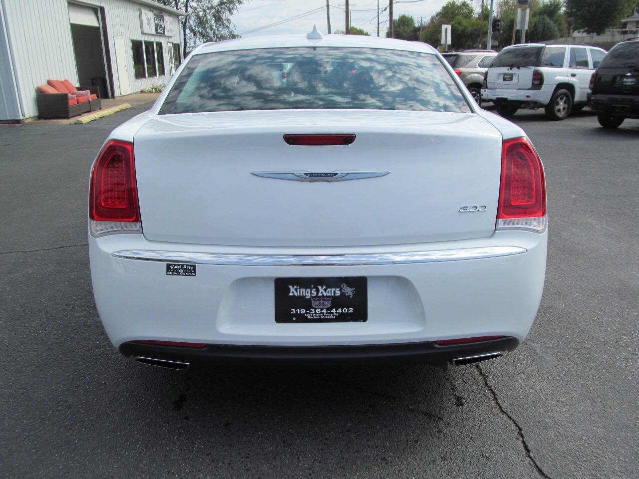 Used 2019 Chrysler 300 Touring RWD image 4