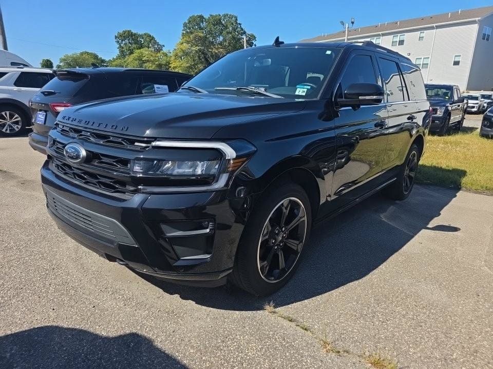 Used 2023 Ford Expedition Limited AWD/4WD image 2