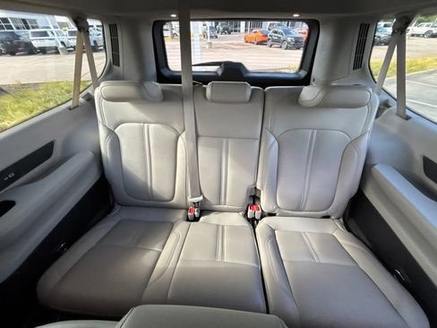 Used 2024 Jeep Wagoneer L Series III w/ Flexible Seating Group AWD/4WD image 12