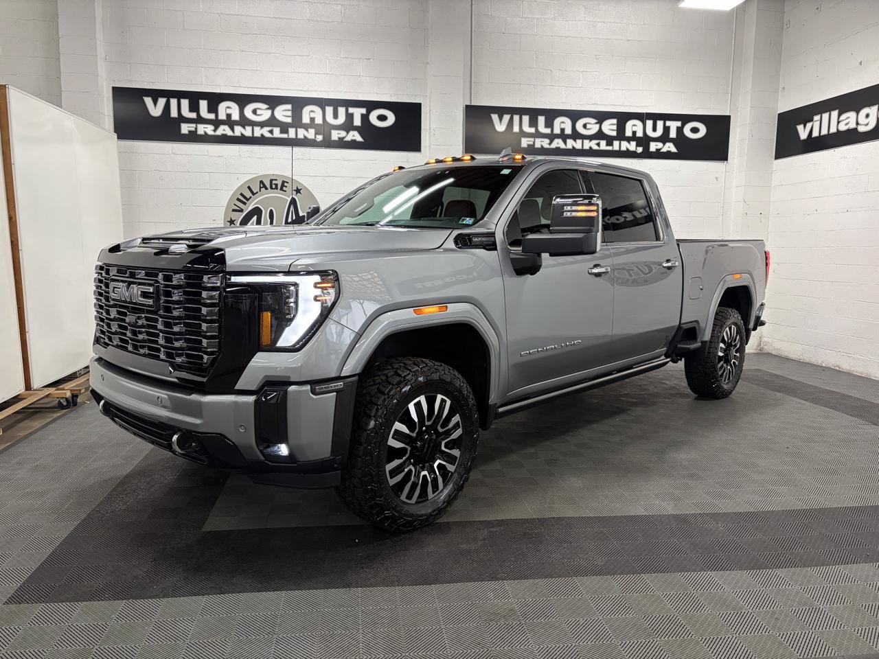 Used 2025 GMC Sierra 3500 Denali Ultimate AWD/4WD image 11