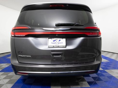 Used 2022 Chrysler Pacifica Touring-L image 6