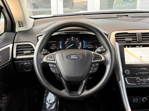 Used 2019 Ford Fusion SE FWD image 24