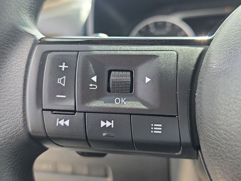 Used 2023 Nissan Rogue SV image 29